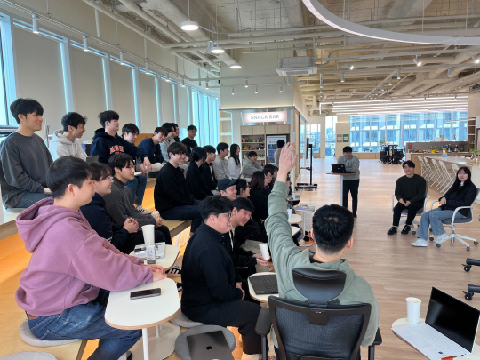 김 대표와 라이너 임직원들이 서울 마포구 사옥에서 회의를 하고 있다.  라이너 제공